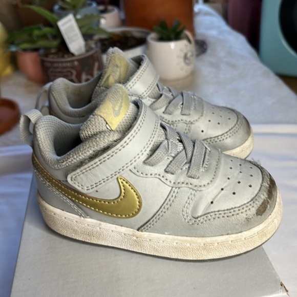 HP 🔥Nike Court Borough‎ Low 2’s: Sleek Style in Light Smoke Grey &Metallic Gold - Picture 3 of 9